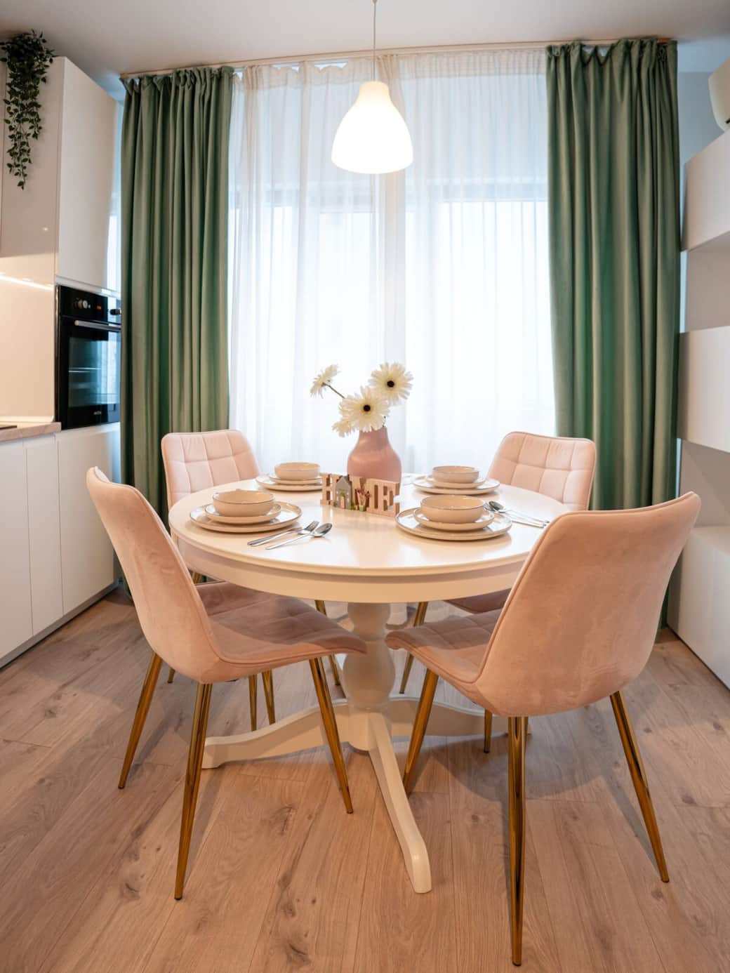 Extendable dining table