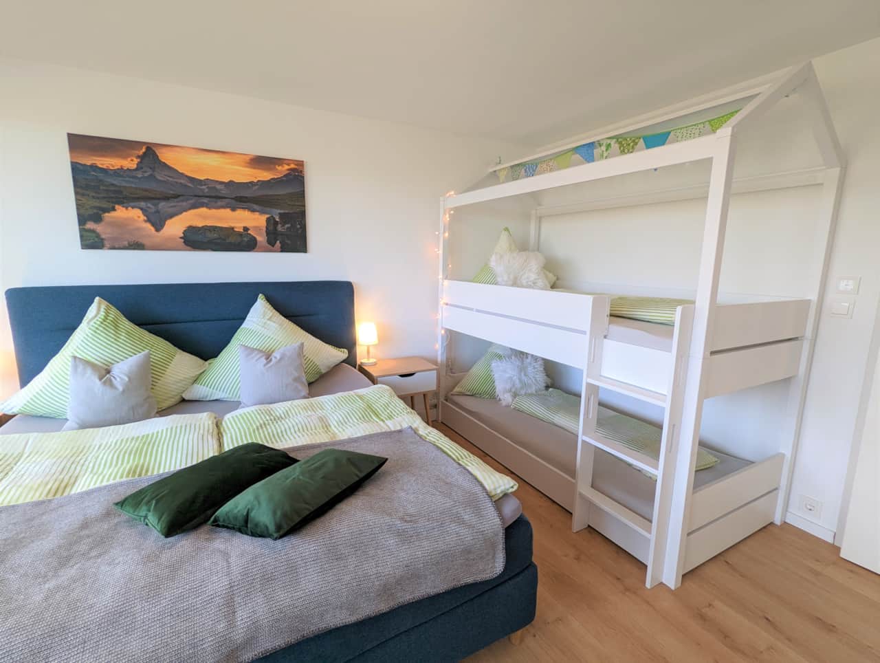 Schlafzimmer mit einem Boxspringbett (180x200) und einem wunderschönen Hausbett (je 90x200)