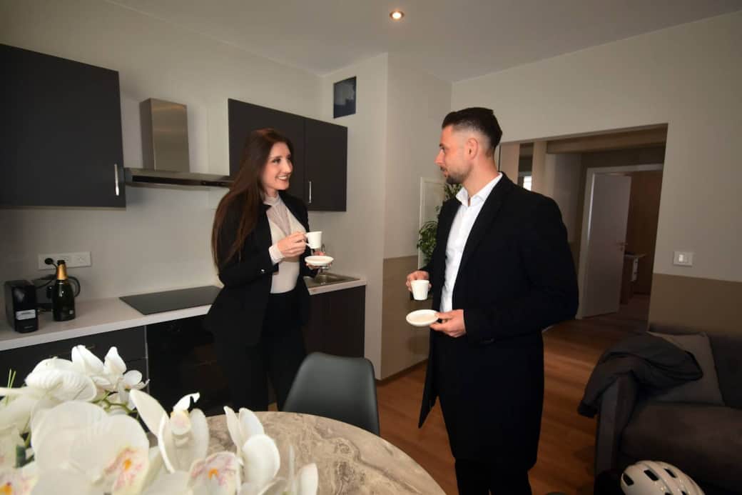Ambiance épurée et élégante avec espace ouvert et fonctionnel.
