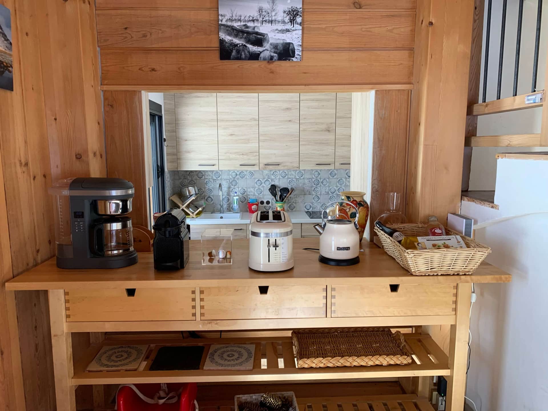 Passe-plat et cuisine entièrement équipée du Chalet Mont Milo, Serre Chevalier Vallée