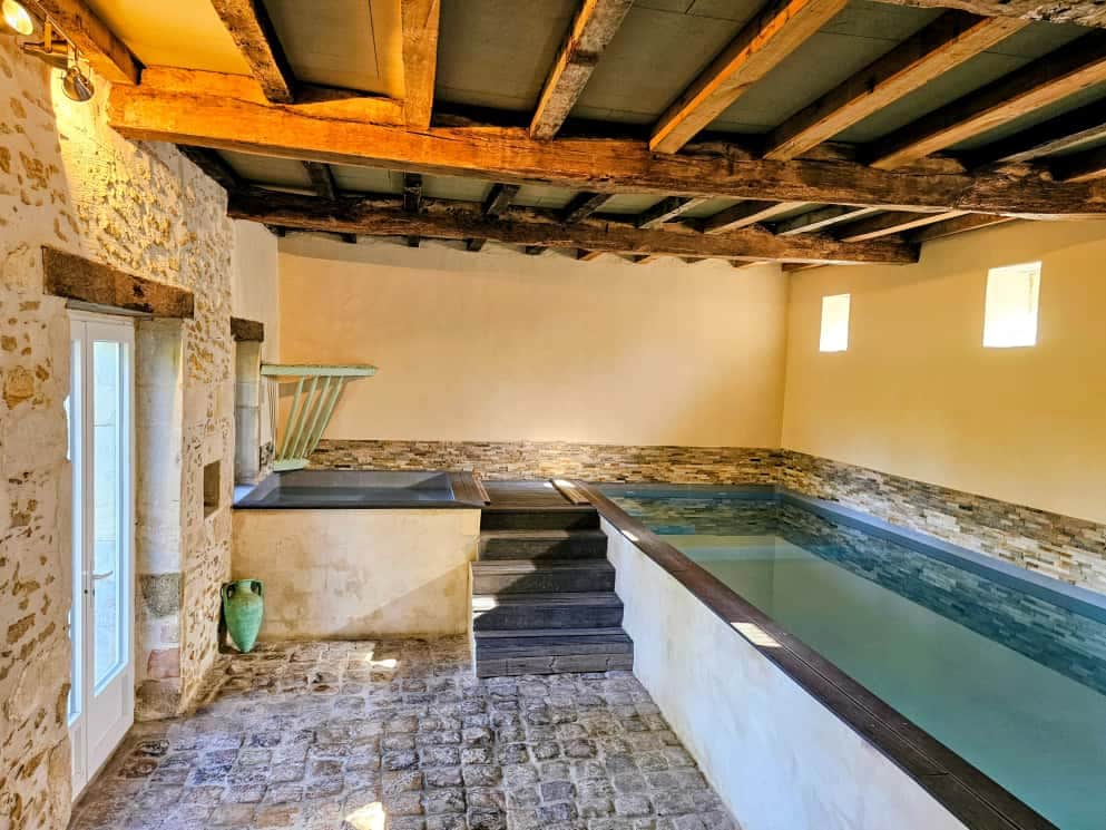 Piscine intérieure chauffée et son spa bouillonnant Espace Zen & Bien-Être piscine et spa dans les landes.