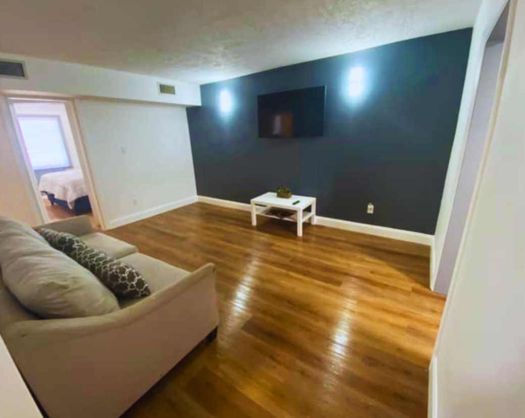 Cozy lounge space with Smart TV, Netflix and comfortable seating. Lakeland, FL