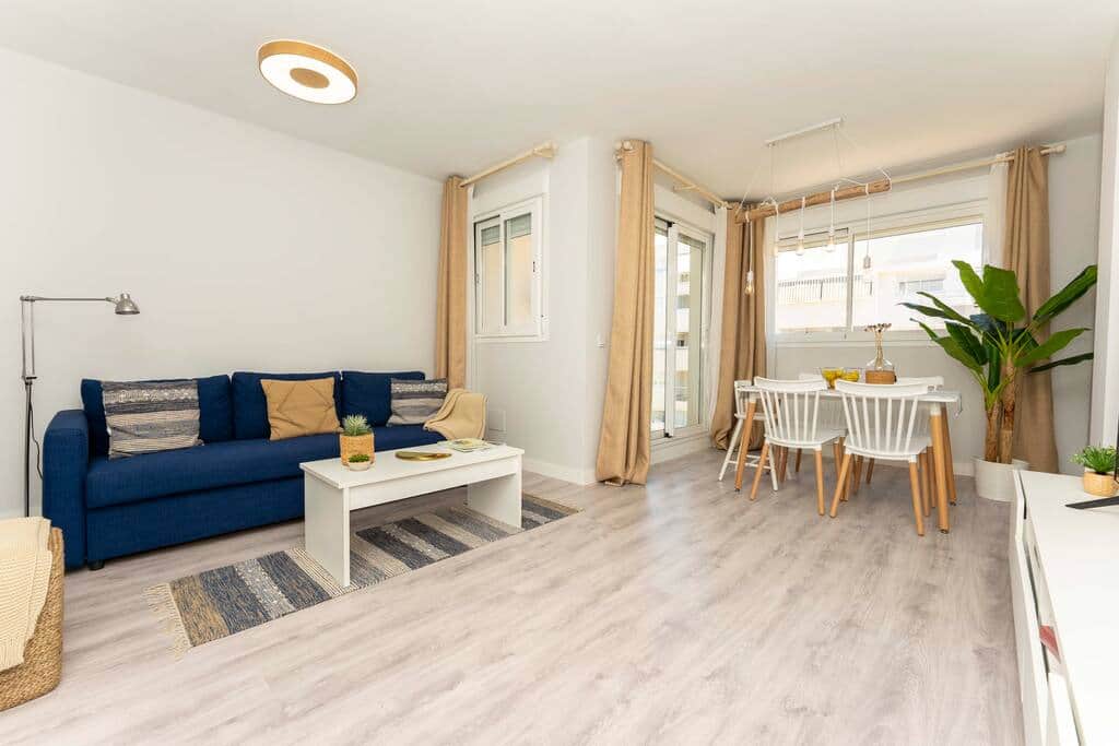 Salón comedor con amplio sofá-cama de 3 plazas