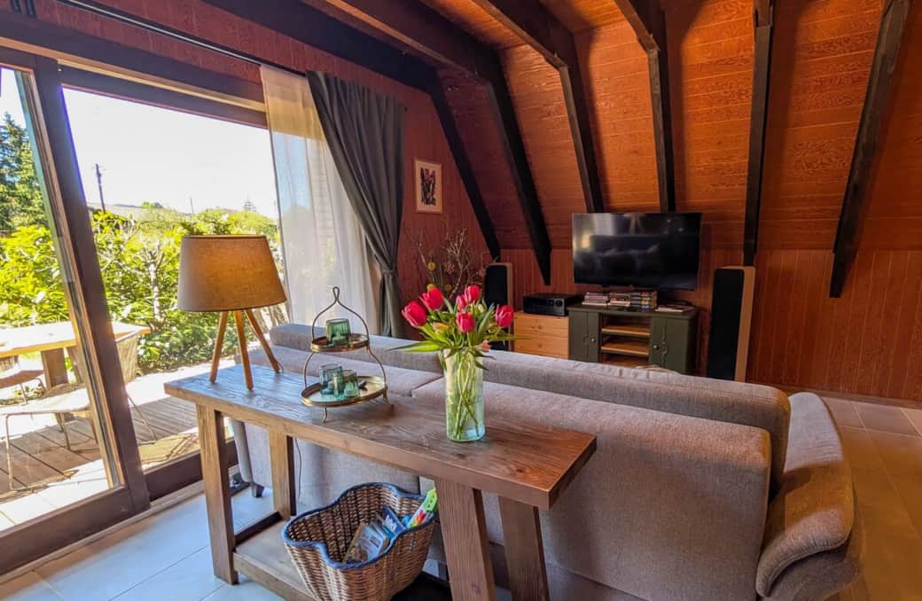 Helles Wohnzimmer mit Soundsystem