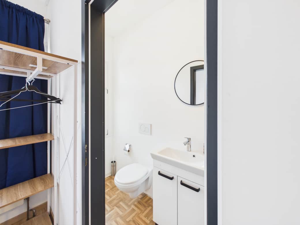 Badezimmer mit Toilette und Dusche