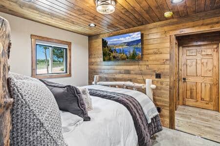 Bedroom 3: Queen Bed