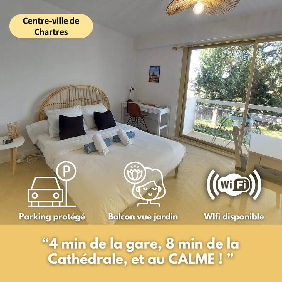 Vue du lit avec balcon - volet roulant motorisé et rideaux