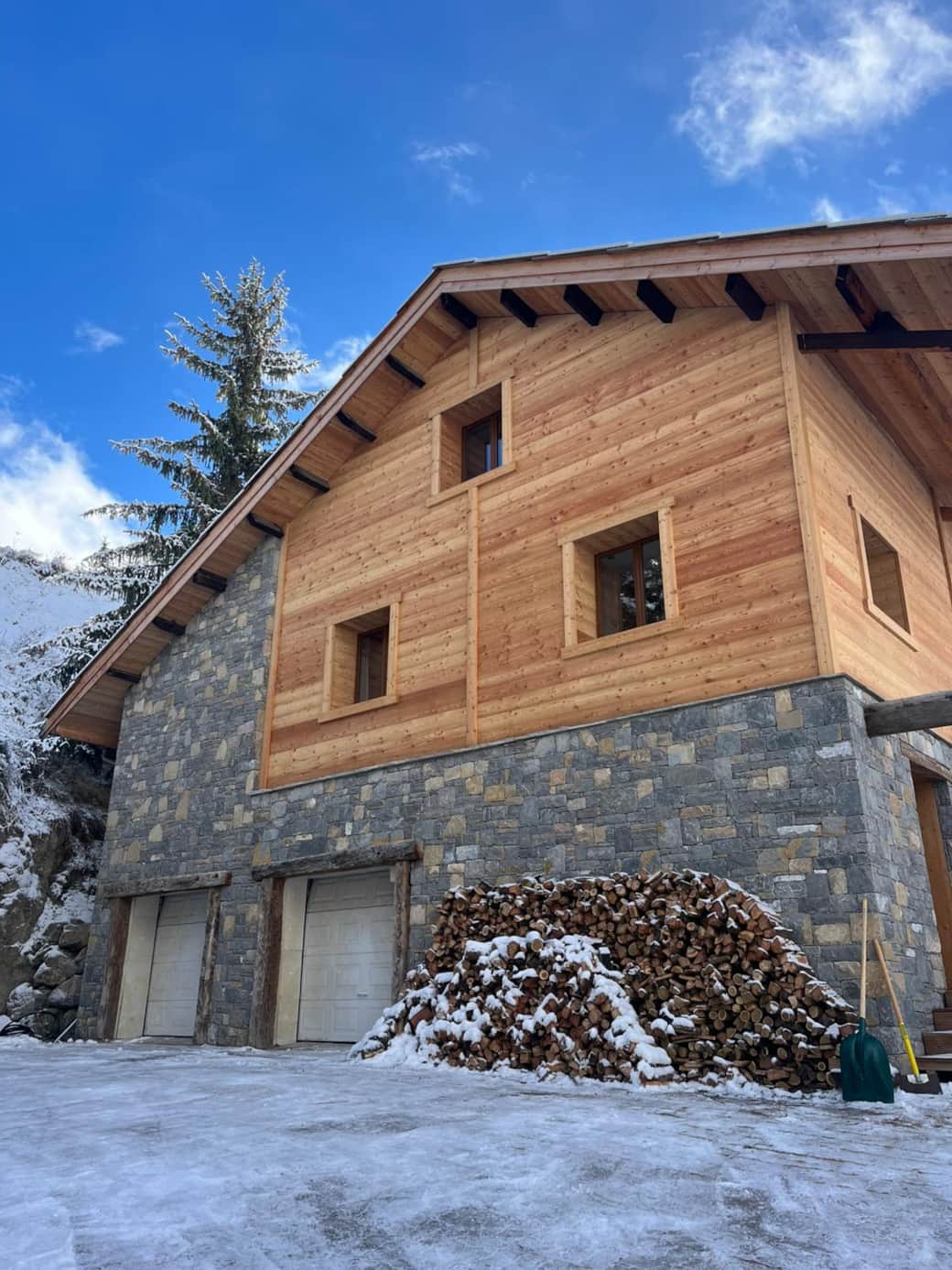 Le Chantelevent s'est refait une beauté avec une nouvelle façade en bois et en pierres italiennes. C Le Chantelevent s'est refait une beauté avec une nouvelle façade en bois et en pierres italiennes. C
