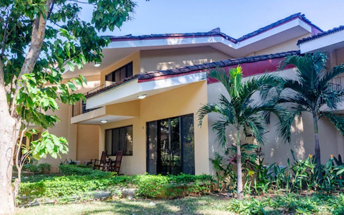 Front porch and balcony for relaxing and enjoying the birds and visiting howler monkeys.