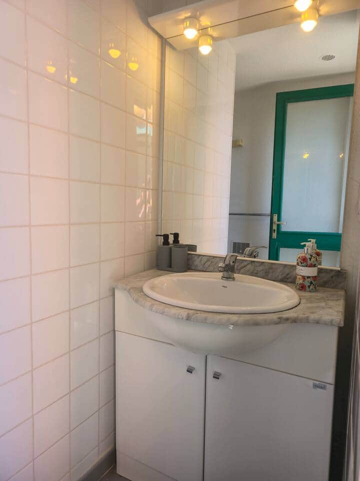 Profitez d’une salle d’eau lumineuse avec grand miroir, idéale pour vous rafraîchir et vous préparer sereinement avant ou après vos activités.