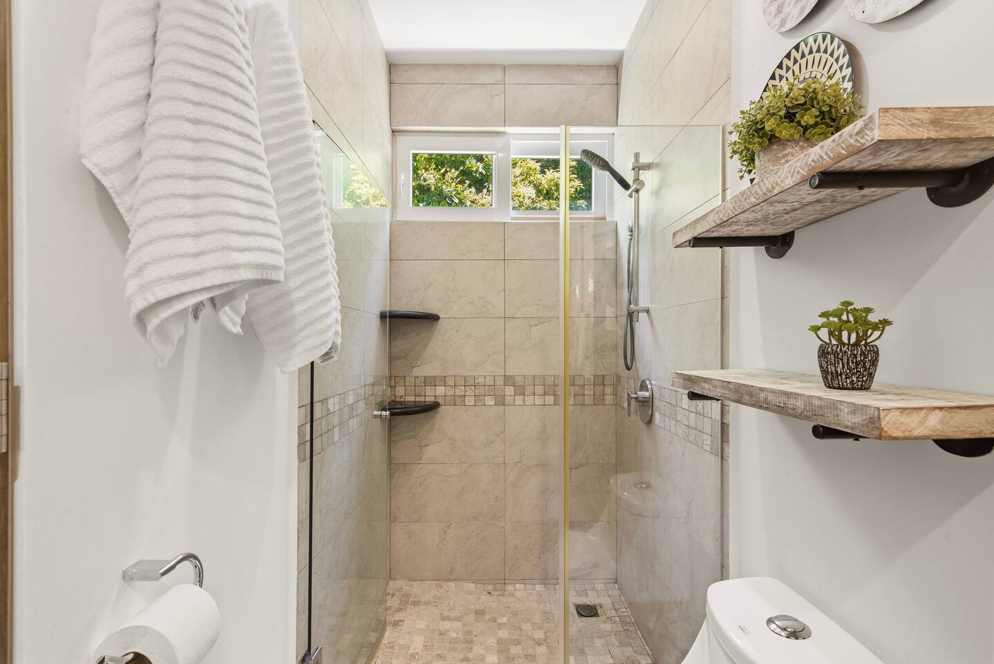 Nuestros baños están completamente equipados con toallas frescas, champú, acondicionador y jabón para que su estancia sea fácil y cómoda. Todo lo que necesita para una visita relajante y conveniente.
