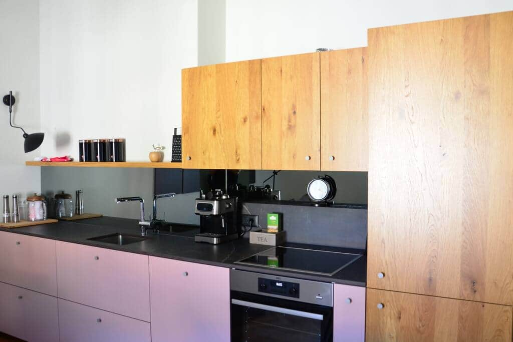 Cucina completa con macchina per caffè espresso