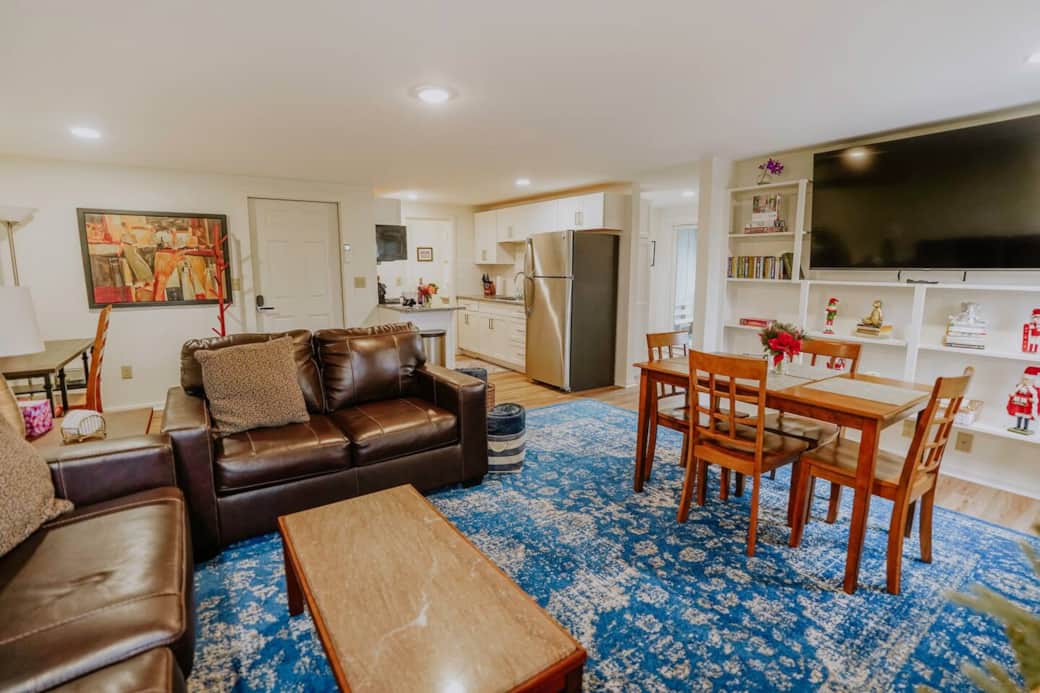 This spacious brand new apartment has the perfect floor plan for both short and long stays, and it is furnished and decorated with fine pieces. 