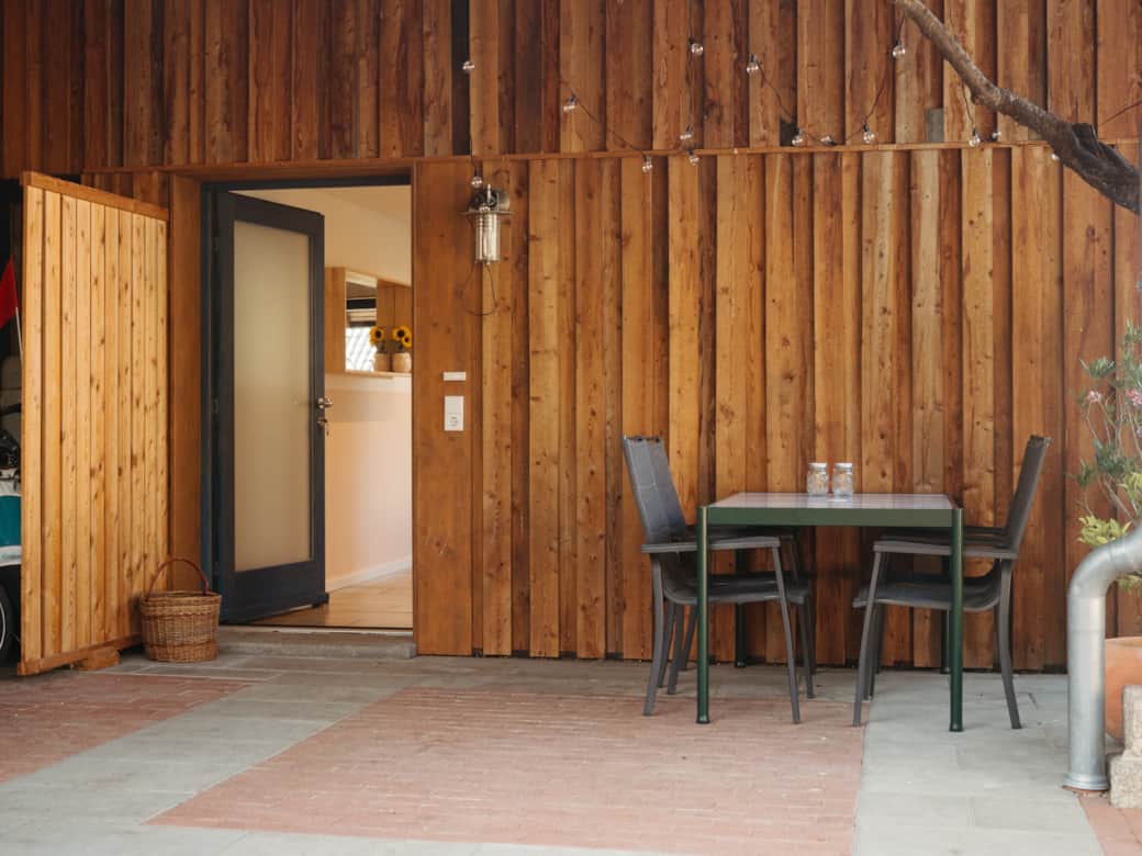 Haustür und Sitzgelegenheit Haustür und Sitzgelegenheit