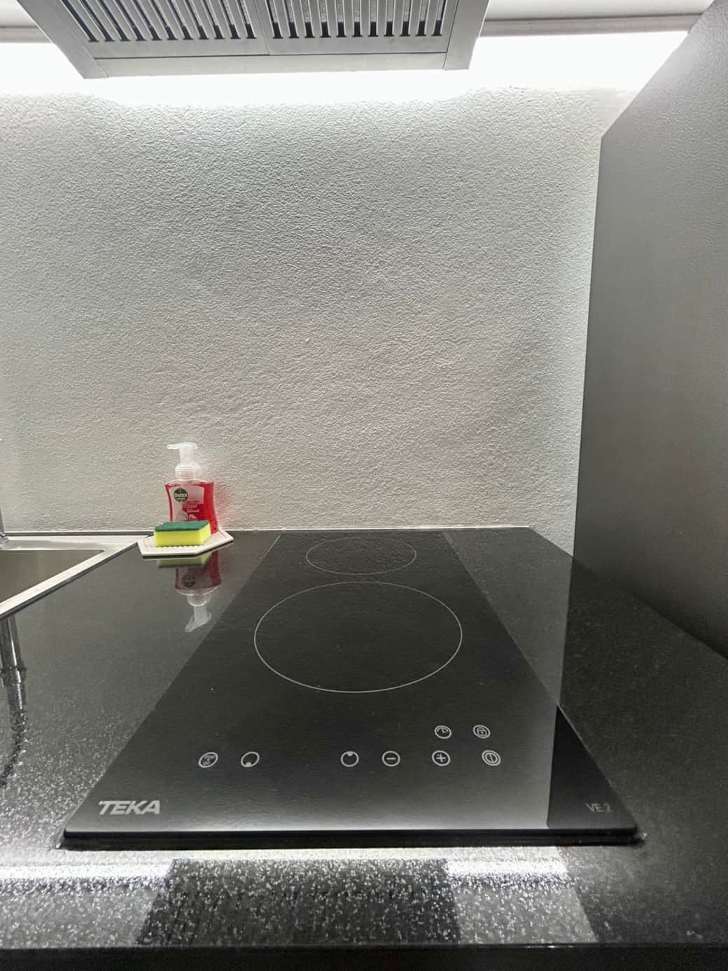 The Beach Village Condo 2 ring induction hob