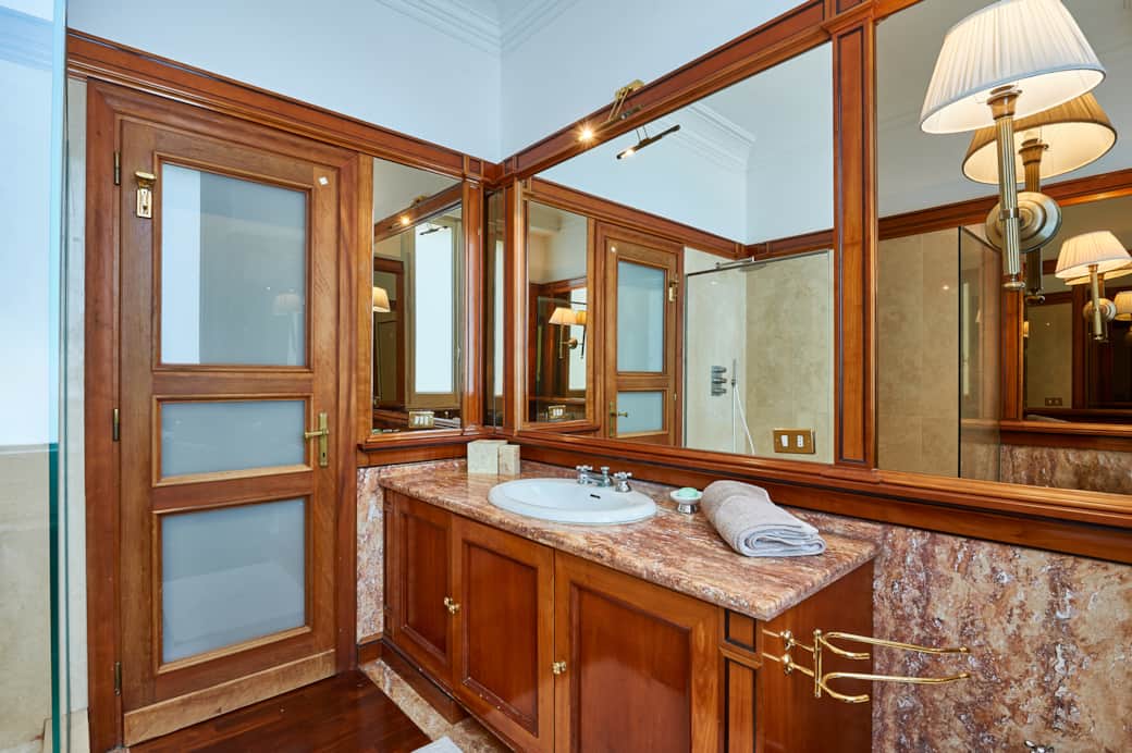 Master Bedroom's Ensuite Bathroom