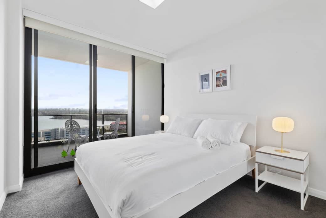 Queen-bed in the bedroom. Linen and towels are provided. Retreat to our master bedroom, where tranquility meets luxury. The room is equipped with a plush king-sized bed, ensuring a restful night's sleep while you relish the serene ocean views.