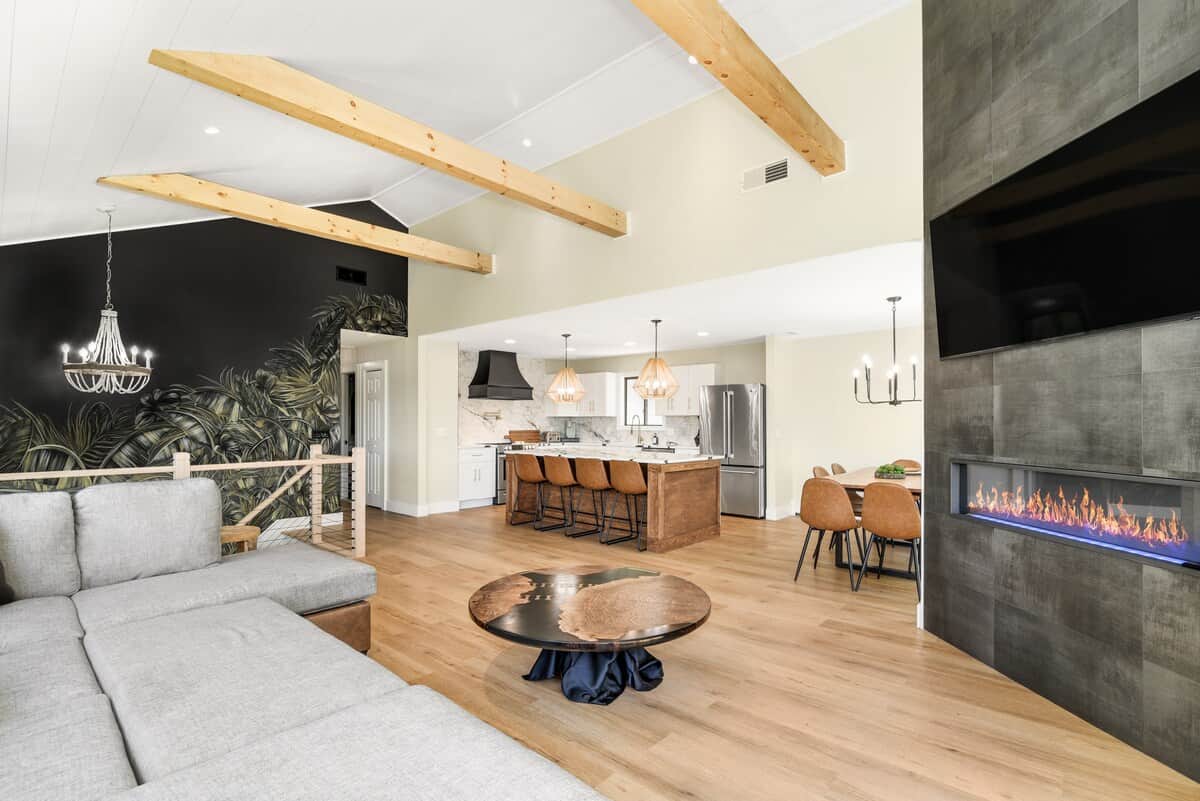 Living room/kitchen
+Couch has a full size pull out bed