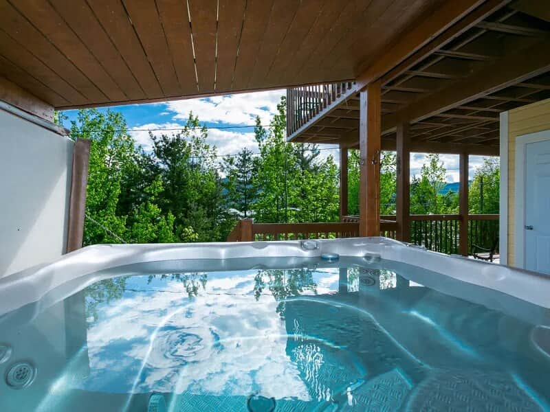 Très grand spa couvert et intime qui fait la joie de tous ! Très grand spa couvert et intime qui fait la joie de tous !