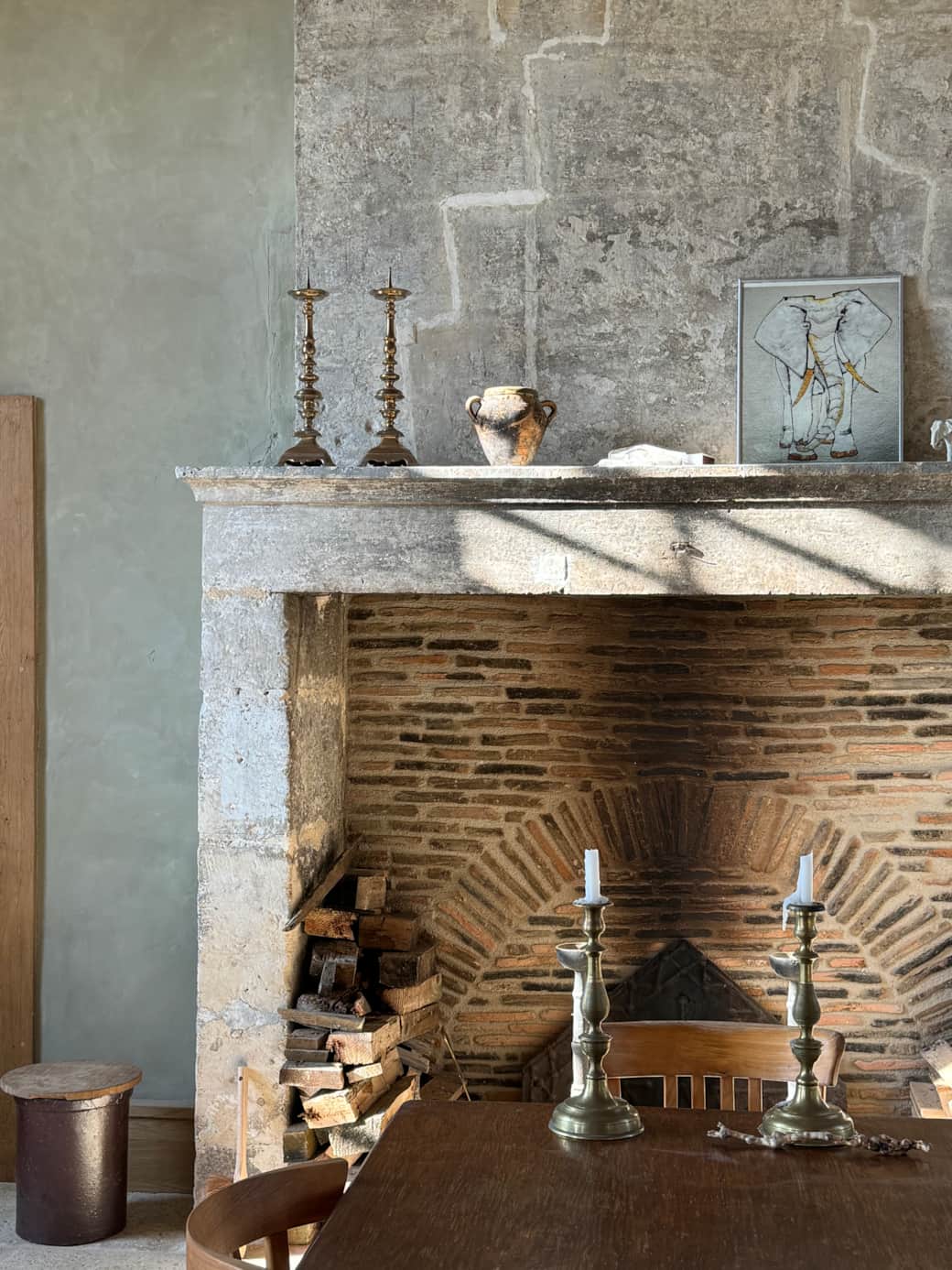 Salle centrale with kitchen