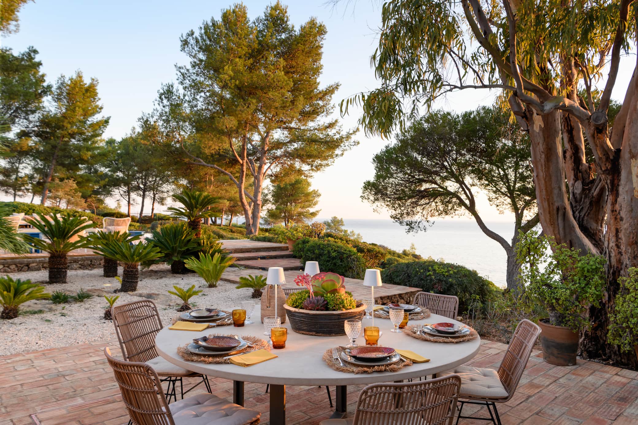 Alfresco dining patio at Villa Al Manara, Carvoeiro, Algarve
