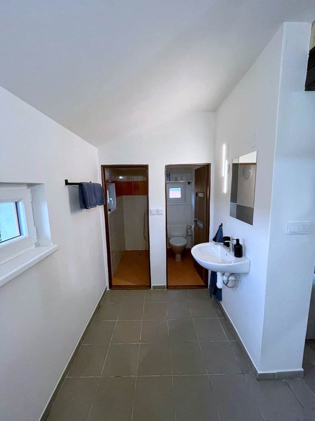 Spodní patro - Záchod + koupelna