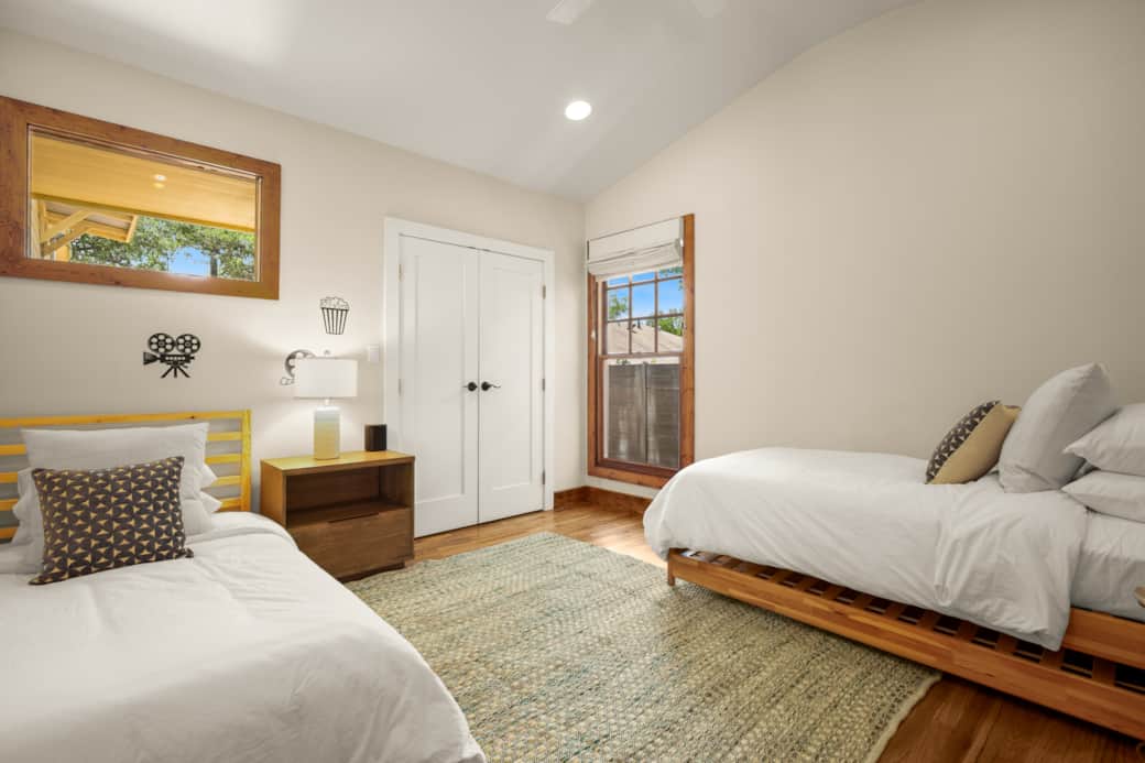 2 Twin Beds (Jack and Jill)