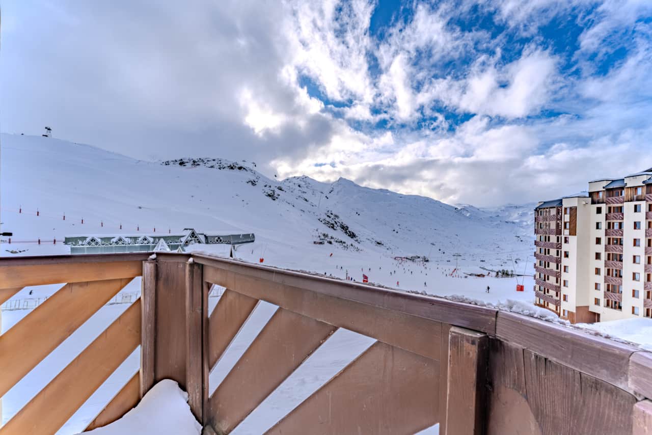 Balcon avec vue sur les pistes enneigées — Cosy, Val Thorens