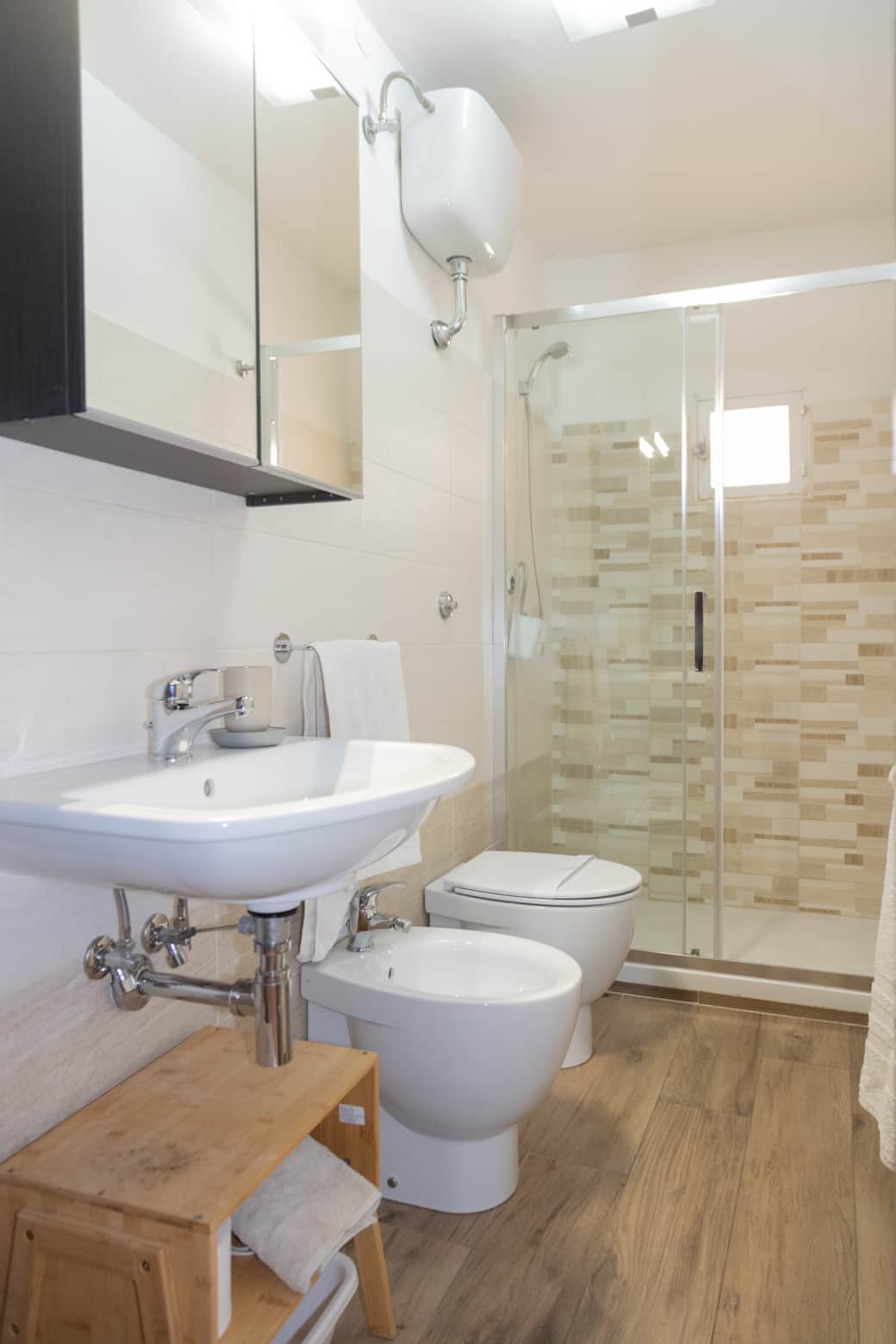 Bagno con doccia e sanitari Bagno con doccia e sanitari