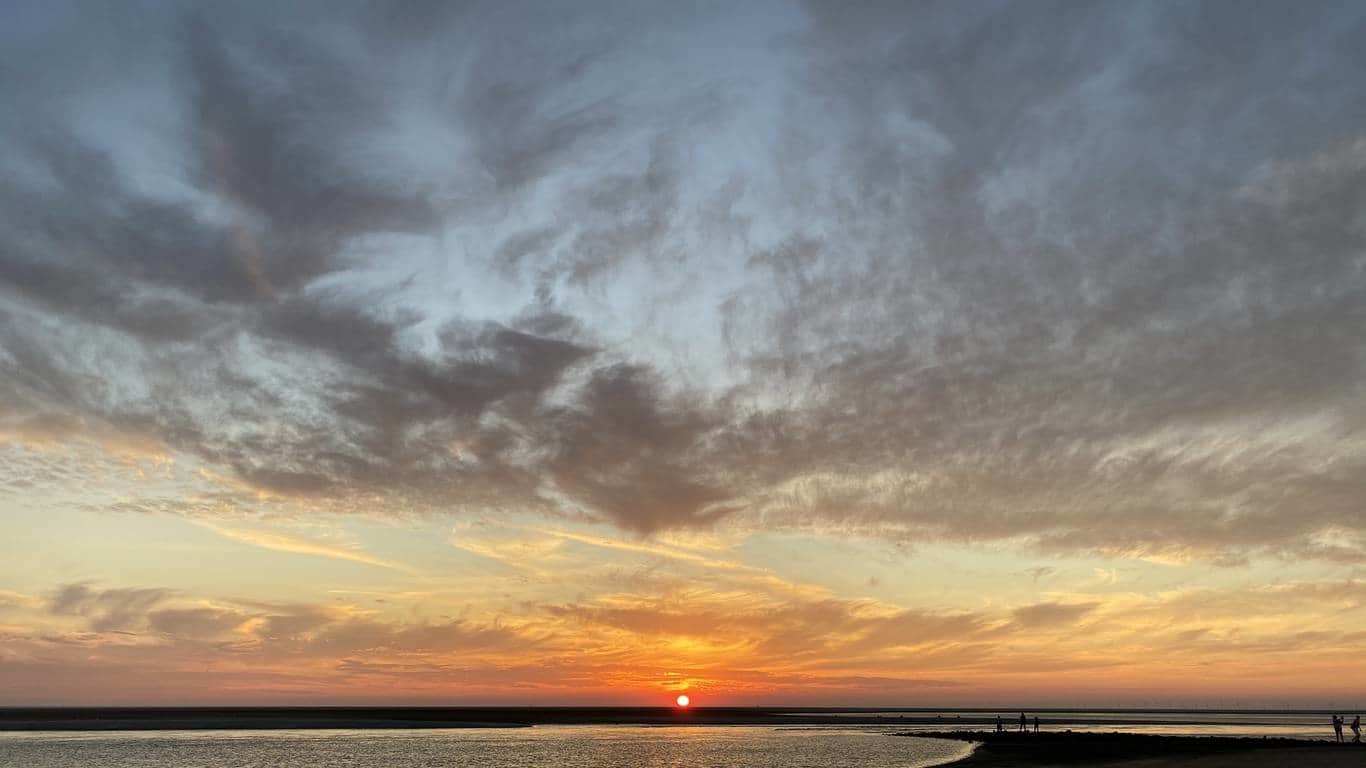Sonnenuntergang an der Strandpromenade