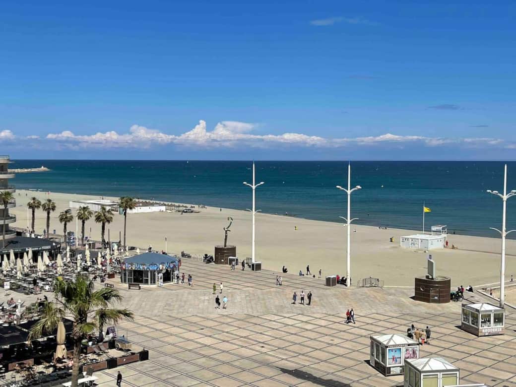 Vue sur la Place Méditerranée et la mer depuis le balcon de l’appartement.