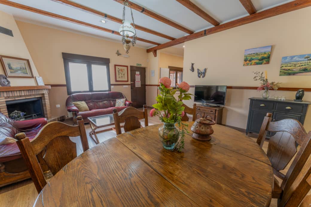 Sala de estar y comedor, con TV y Chimenea