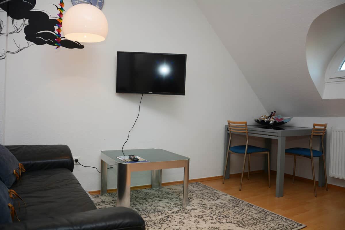 Der Fernseher in der Wohnküche verfügt über ein internetfähiges Smart-TV