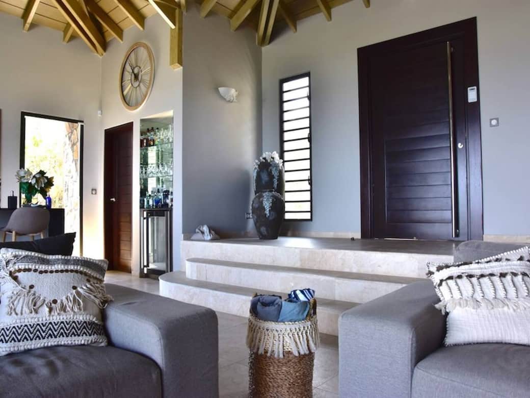 Entrance leading to the living room Indigo Pearl 