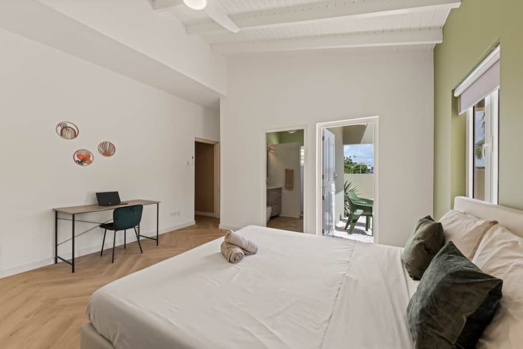Masterbedroom met ensuite badkamer en een eigen terras Masterbedroom met ensuite badkamer en een eigen terras