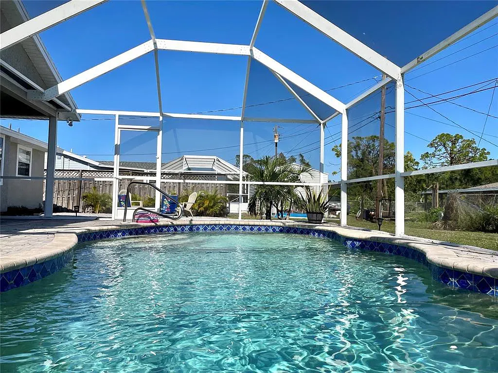 Screened-in Pool Screened-in Pool