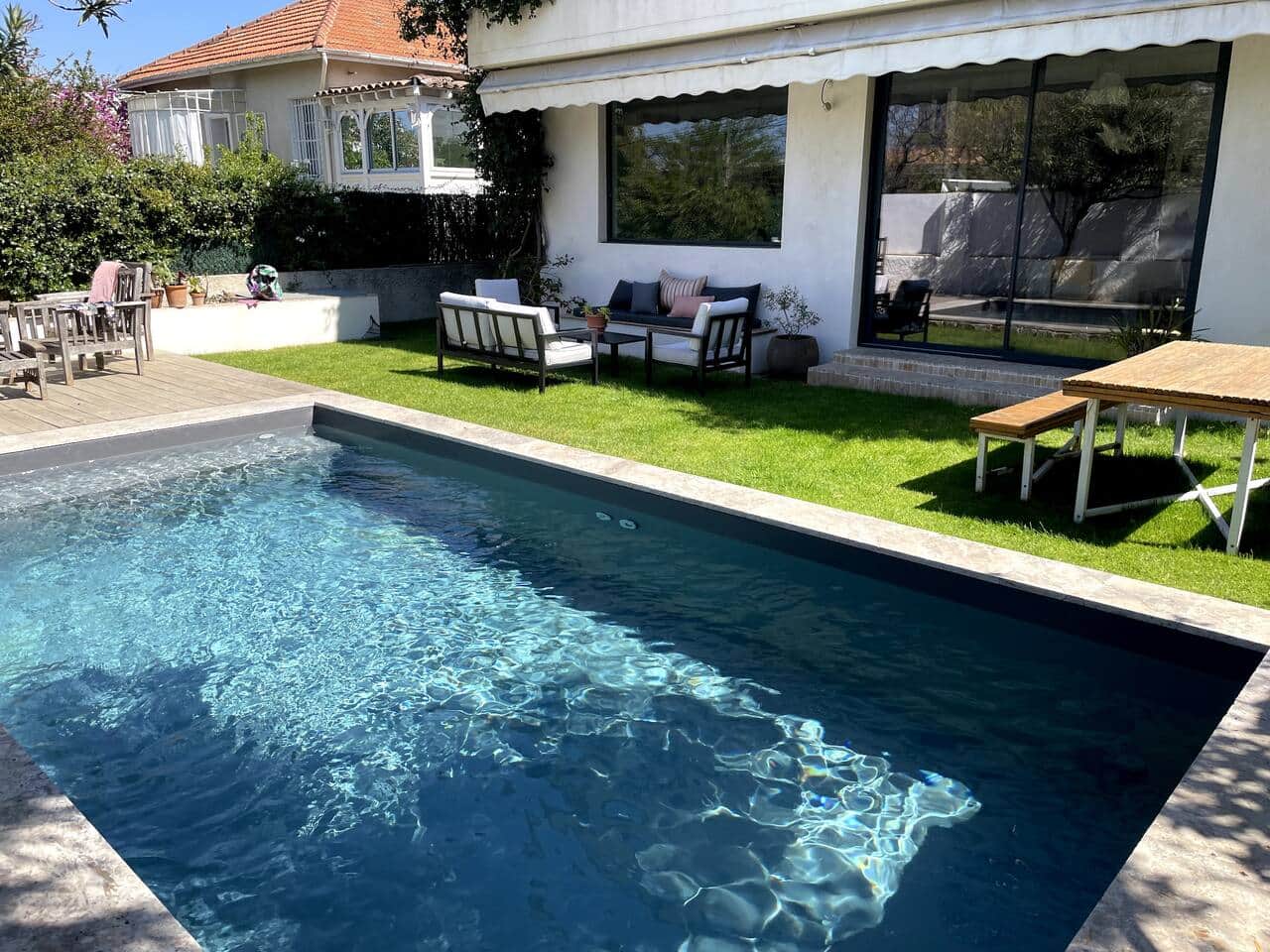 jardin, piscine, pelouse, tables, chaises, façade, salon de jardin