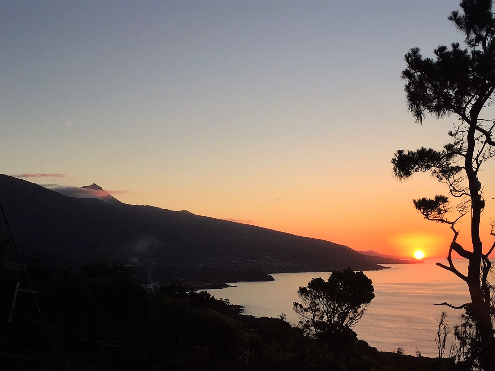 Vista para o Piquinho - View to Piquinho, the top of Pico Mountain