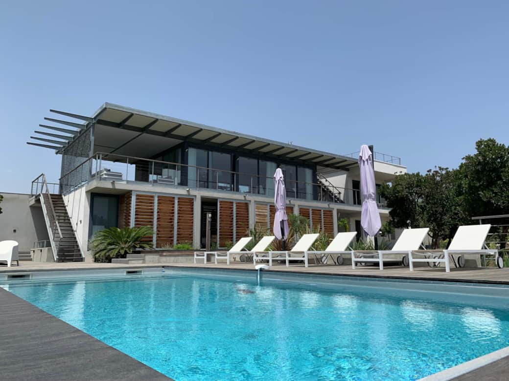 Vue de la villa depuis la piscine.