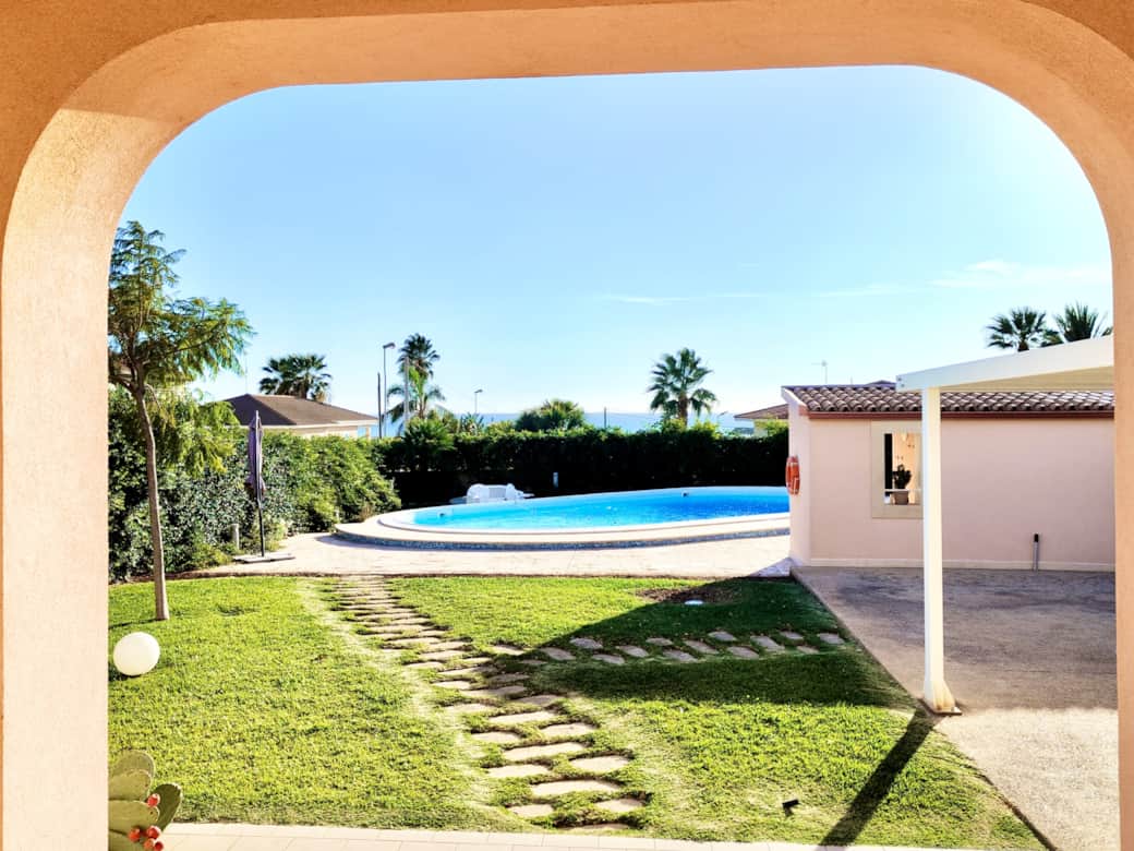 Spaziosa veranda di fronte alla piscina.