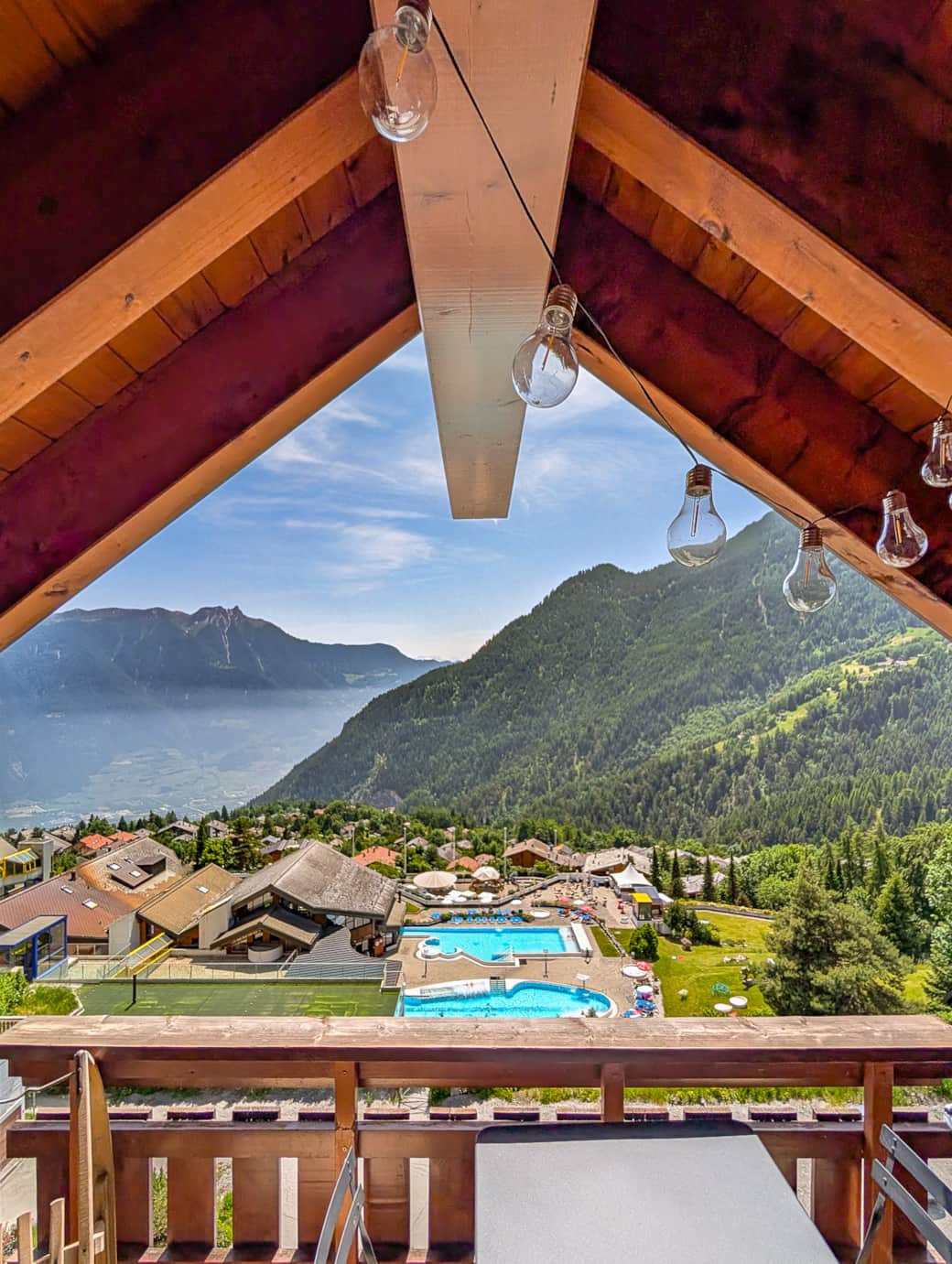 Balcon ave magnifique vue sur la vallée et les piscines des Bains d'Ovronnaz
