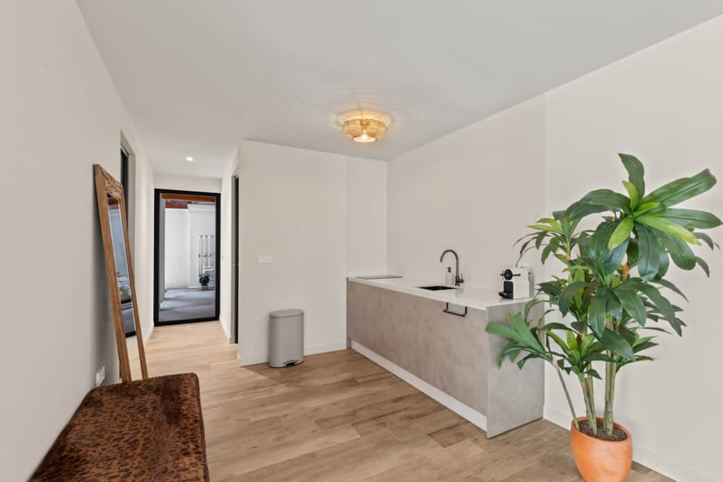 Keuken met zicht op ingang appartement