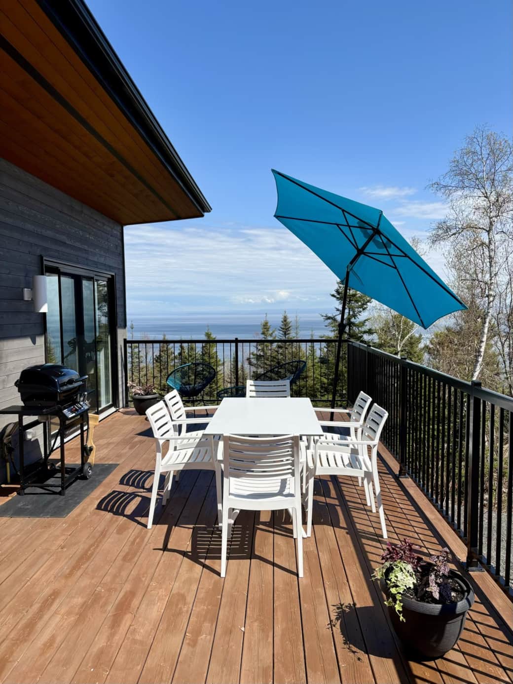 Été, terrasse et vue sur le fleuve Été, terrasse et vue sur le fleuve