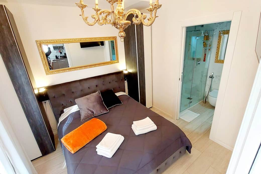 Camera con letto matrimoniale e bagno con doccia Walk-in