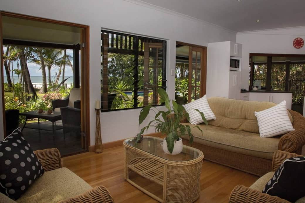 Gecko's Cottage - lounge to veranda Gecko's Cottage - lounge to veranda