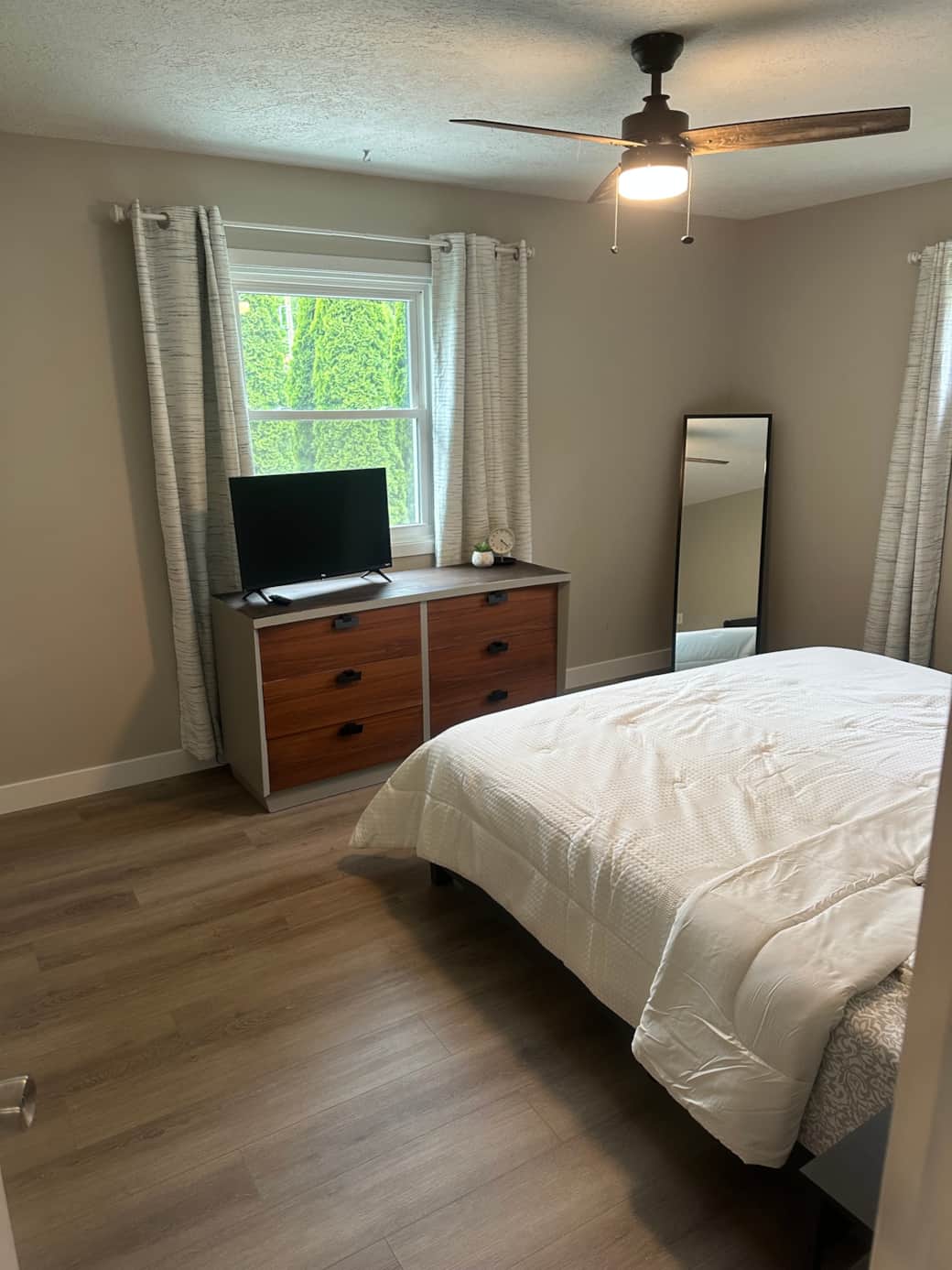 Master - king bed