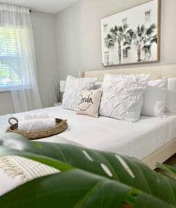 Light & airy bedroom perfect for tropical getaway. (California King Bed) Light & airy bedroom perfect for tropical getaway. (California King Bed)