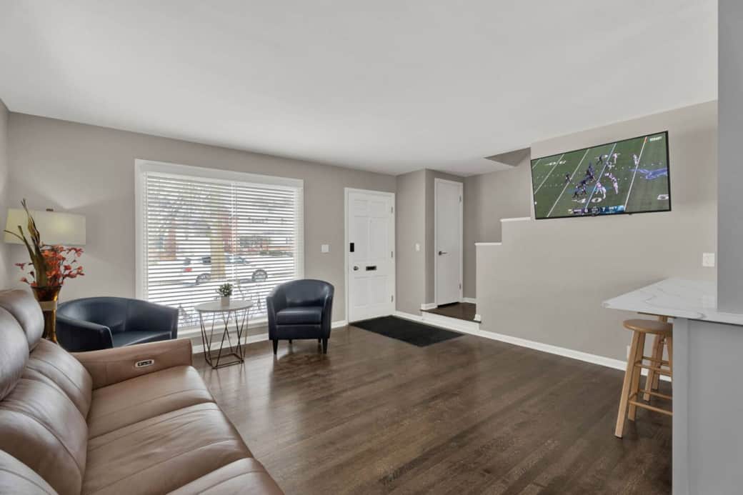 • Smart TV
• Comfortable Seating
• Spacious
⟬main level⟭