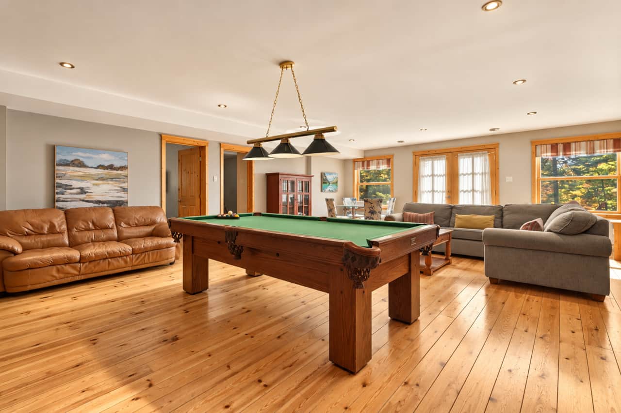 Grand salon avec table de billard