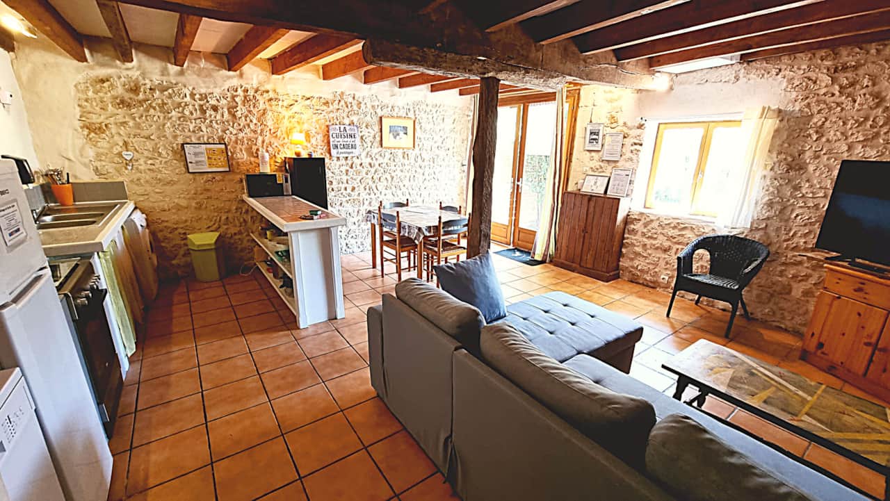 Espace salon avec accès direct à la terrasse